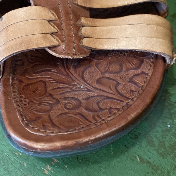 Ariat sandals- cute, like new! Women’s US- Size- 8.5. - Picture 9 of 13